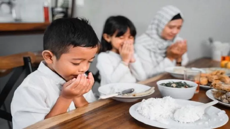 ما السن المناسب لبدء تدريب الأطفال على صيام رمضان؟.. استشاري يجيب|فيديو