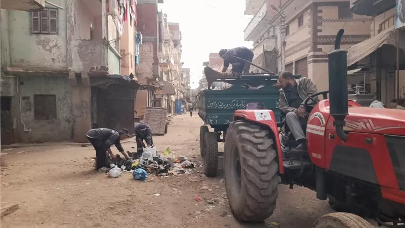 حملات نظافة يومية ورفع المخلفات والقمامة بدسوق بكفر الشيخ| تفاصيل