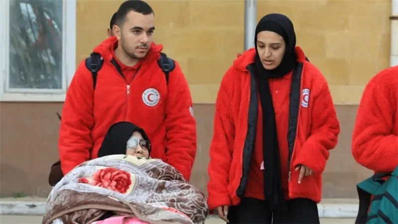 فرق الهلال الأحمر تنتشر على معبر رفح لتقديم الخدمات الإغاثية للفلسطينيين