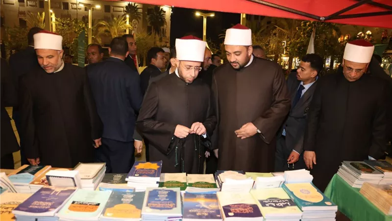 وزير الأوقاف يتفقد معرض الكتاب بساحة مسجد الحسين