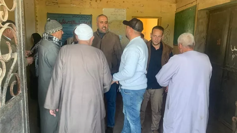 وكيل وزارة الزراعة بكفر الشيخ يتابع عملية صرف الأسمدة الزراعية للمستحقين 