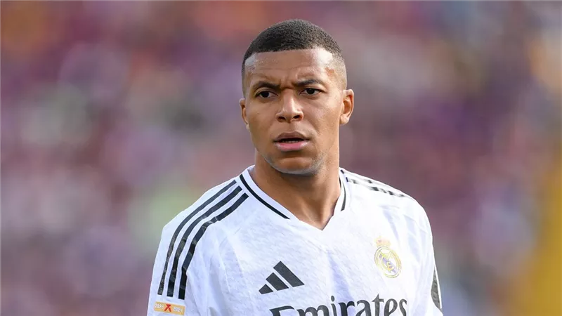 بنفيكا يرفع شكوى ضد ريال مدريد ويضع مبابي في دائرة الاتهام بالعنصرية