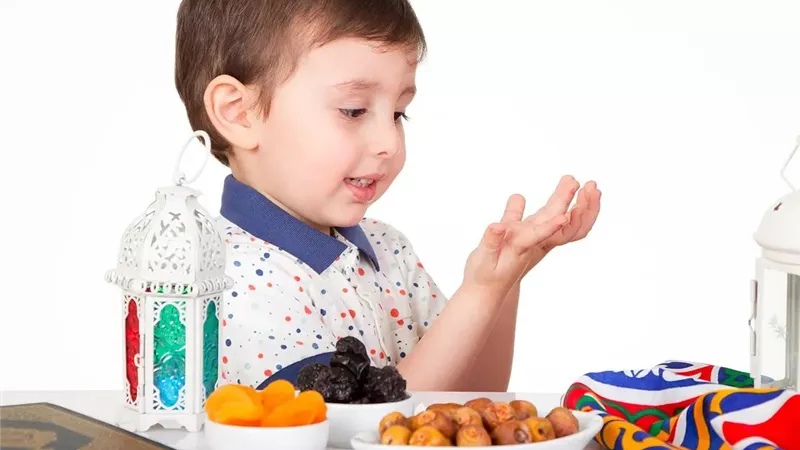 بين العادة والعبادة.. كيف نربي أطفالنا على صيام رمضان؟ 