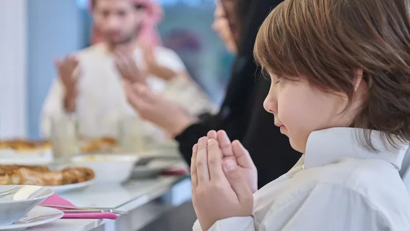 صيام الأطفال في رمضان.. نصائح بين الرغبة الدينية والاشتراطات الصحية|فيديو