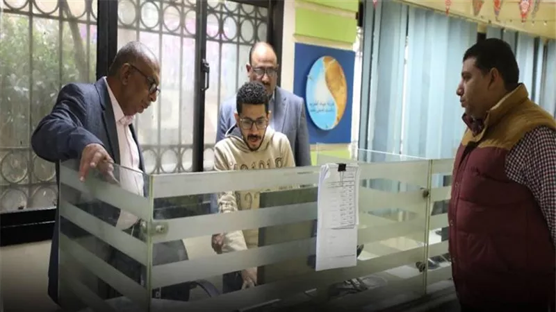 رئيس «مياه المنيا» يتفقد مركز خدمة العملاء ويوجه بالعمل لفترة مسائية