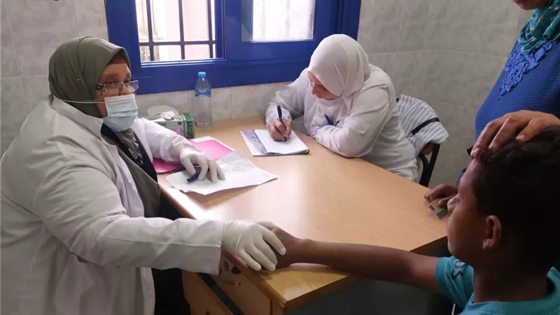  فحص 1171 مريضا مجانا في قافلة طبية بقرية منشأة الذهب القبلية بالمنيا