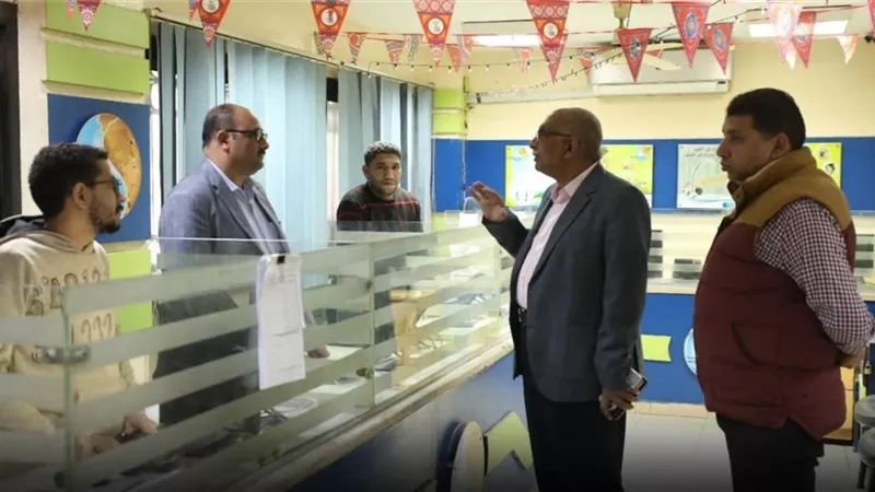 رئيس «مياه المنيا» يجري جولة لمتابعة مقر الخط الساخن وخدمات العملاء