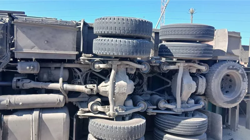انقلاب سيارتي نقل ثقيل إثر تصادم على طريق الكافورى غرب الإسكندرية 