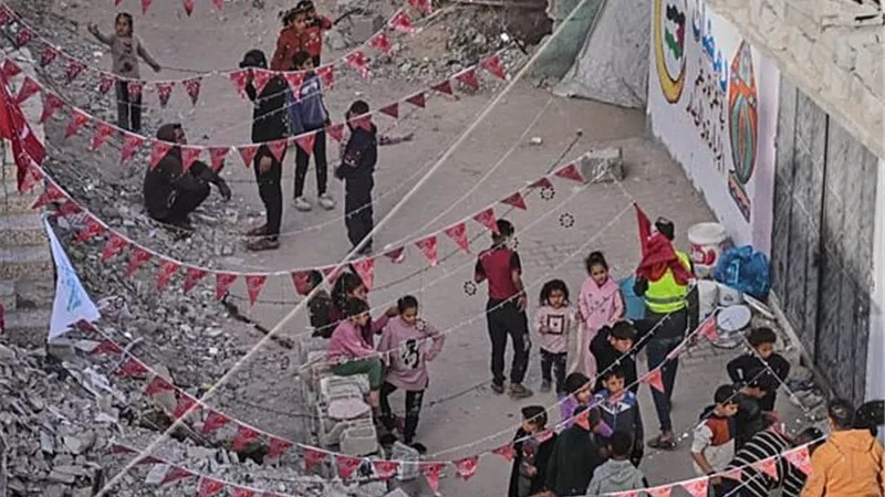 وسط الحطام والأطلال.. أطفال غزة يدخلون رمضان ببطون خاوية 