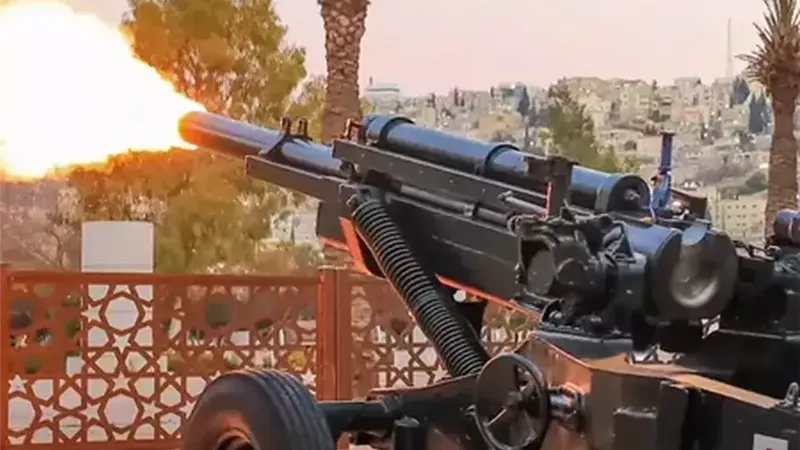 هل الإفطار في رمضان يكون بمدفع الإفطار أم بالأذان؟.. 