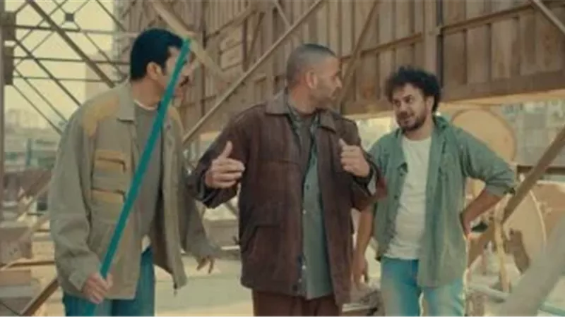 مسلسل فخر الدلتا الحلقة 4.. شجار فوق السطح وأحمد رمزي في مواجهة النصاب