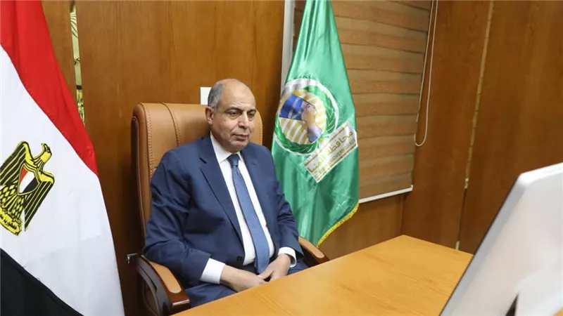 محافظ المنيا يؤكد تشديد الرقابة على الأسواق وحماية الأراضي الزراعية