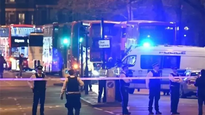 قتلى ومصابين في حادث طعن أمام مسجد بريطاني بعد التراويح