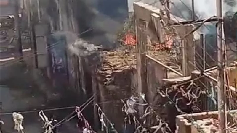 السيطرة على حريق التهم مخزن أسمنت في قنا قبل الإفطار بدقائق 
