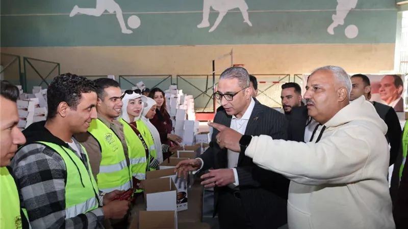  محافظ الجيزة يشارك في تعبئة 10 آلاف كرتونة غذائية بمبادرة 