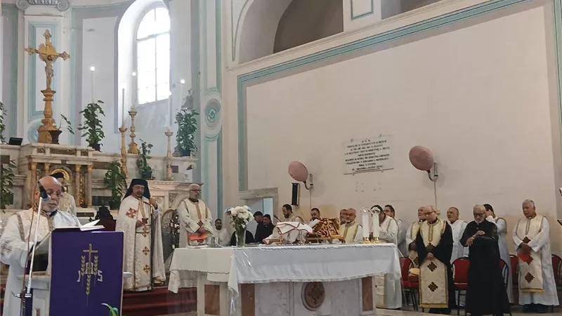 بطريرك الكاثوليك يترأس قداس ذكرى الأربعين للأب بيشوي عبد المسيح|صور