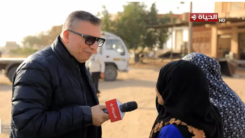 عمرو الليثي يدخل البسمة علي قلب سيدة تعمل بمزرعة وأخرى تجني الثمار