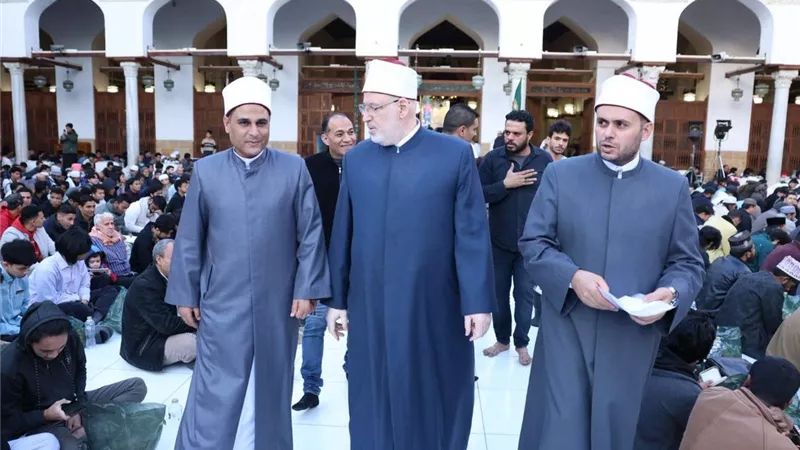 في ثالث أيام رمضان.. مشاهد روحانية للطلاب الوافدين برحاب الجامع الأزهر|صور