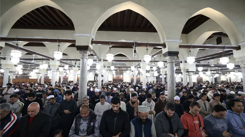 المصلون بالجامع الأزهرفي الليلة الرابعة من رمضان في صلاتي العشاء والتراويح