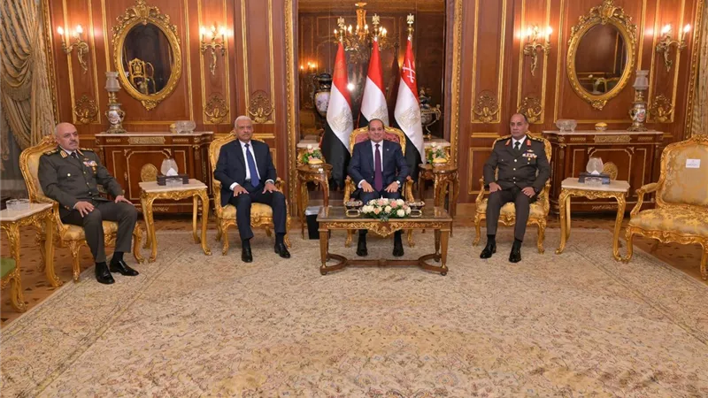 الرئيس السيسي يكرم الفريق أول عبد المجيد صقر ويعينه مساعدا له