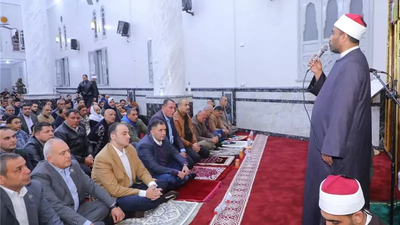 محافظ دمياط يؤدي صلاة العشاء والتراويح بمسجد راشد بكفر البطيخ