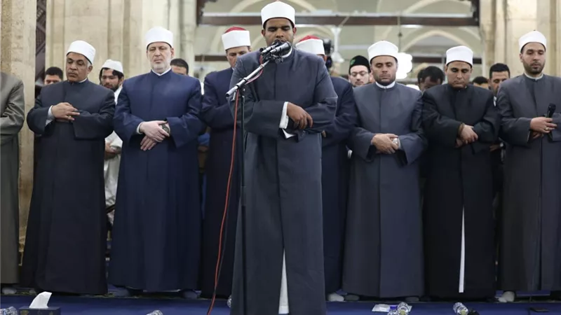 الطالب أحمد زكي يؤم المصلين برواية روح عن يعقوب الحضرمي بالجامع الأزهر