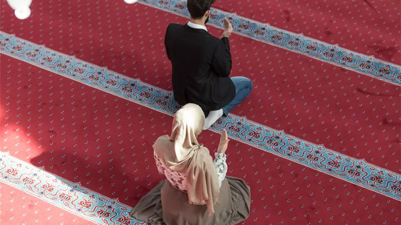 حكم صلاة الرجل بامرأته جماعة عند الحنفية.. الإفتاء توضح 