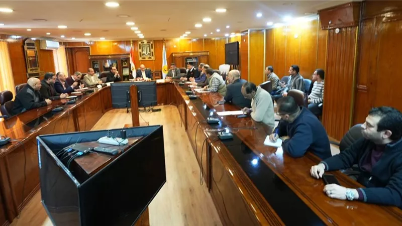 محافظ أسيوط يعقد اجتماعا لبحث آليات التخطيط المروري وتطوير وتجميل الشوارع