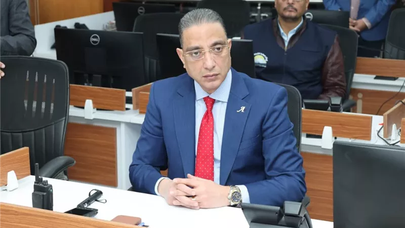 محافظ الجيزة يتفقد مركز سيطرة الشبكة الوطنية للطوارئ والسلامة العامة