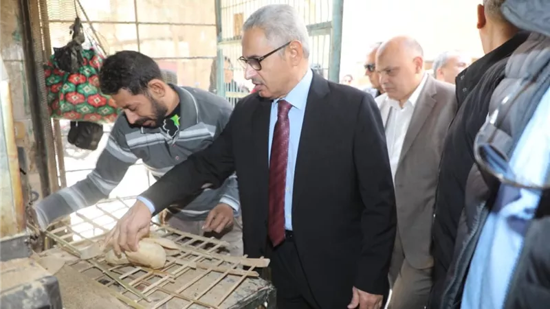 محافظ بني سويف يفاجئ المخابز ويضبط مخالفات الأوزان