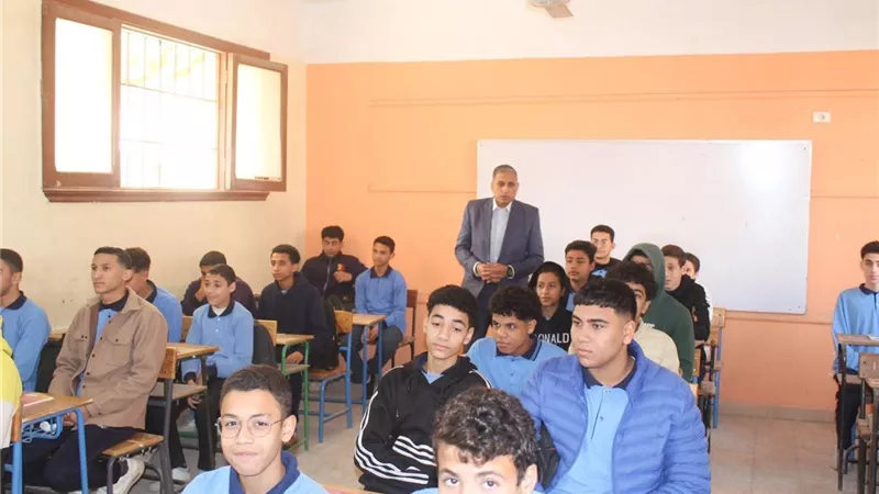 مدير «تعليم الجيزة» يتابع نسب حضور الطلاب وانتظام المعلمين داخل الحصص