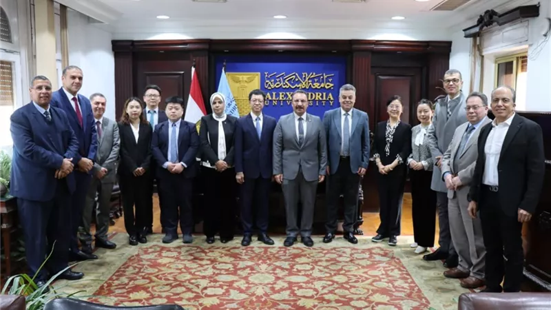 جامعة الإسكندرية تستقبل وفدًا طبيًا صينيًا لتعزيز التعاون في جراحات الكبد