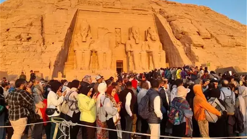 نشرة منوعات «إيجبتك»|معجزة عمرها 3000 عام.. الشمس تتعامدعلى رمسيس الثاني