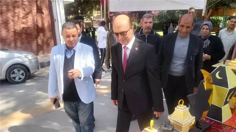 الدكتور المنشاوي يفتتح ساحة رمضانية بإبداعات يدوية وتراث رمضان بآداب أسيوط