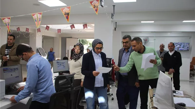 محافظ الوادي الجديد تتفقد منظومة العمل بالمركز التكنولوجي  
