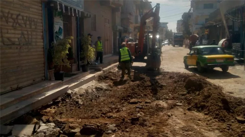 فى استجابة فورية وعقب جولة محافظ البحيرة.. البدء فى رصف شارع البحر