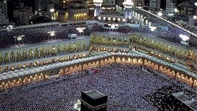 بث مباشر.. نقل صلاتي العشاء والتراويح من الحرمين الشريفين
