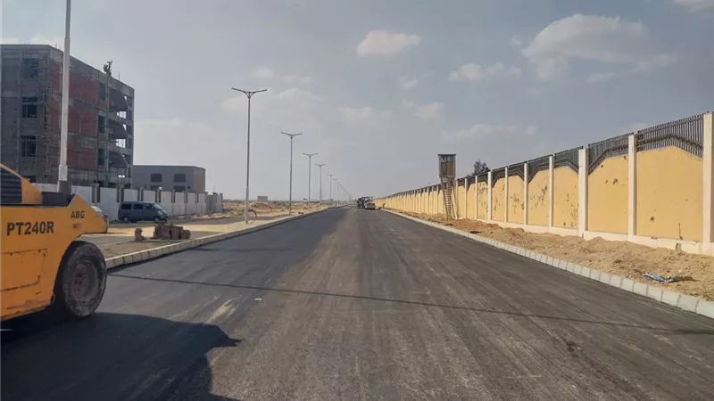مديرية الطرق تواصل تنفيذ أعمال رصف المنطقة الحرة الاستثمارية بالإسماعيلية