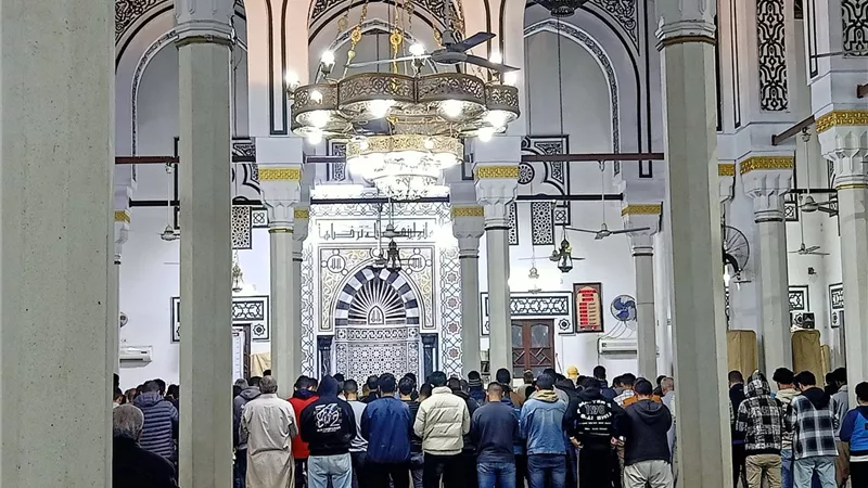 كبار السن يصنعون مشهدًا إيمانيًا مؤثرًا في صلاة التراويح بمسجد في المنيا