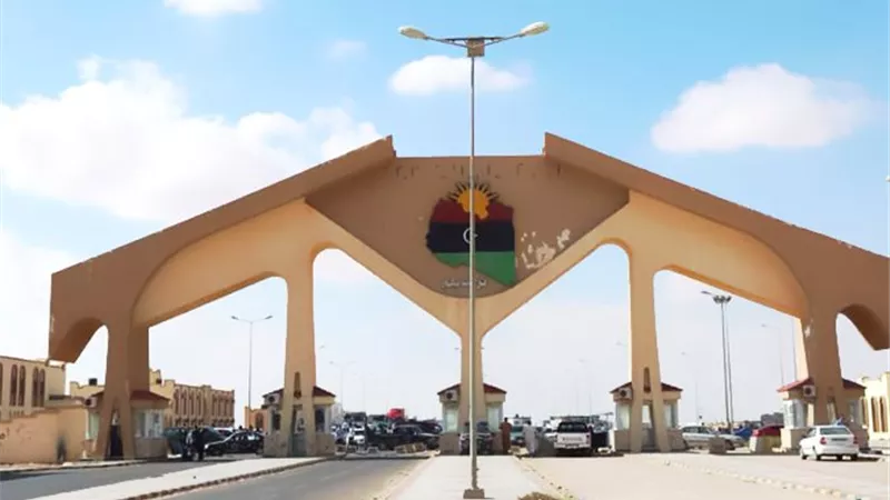 ترحيل 155 مهاجرًا ضمن حملة مكافحة الهجرة عبر منفذ أمساعد شرق ليبيا