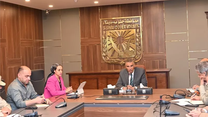 محافظ جنوب سيناء يعقد اجتماعًا لبحث استعدادات الاحتفال بالعيد القومي