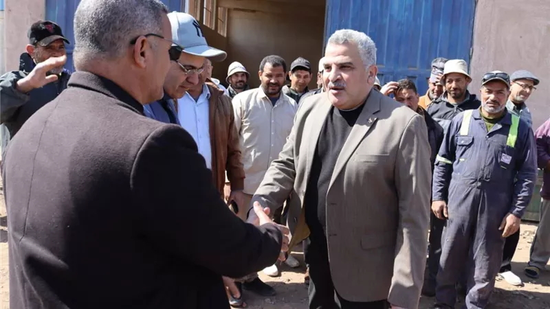  المدير التنفيذي لـ«حماية وتنمية البحيرات» يتفقد المجمع السمكي بالمنزلة
