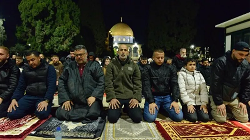 50 ألف مصل يؤدون صلاتي العشاء والتراويح في المسجد الأقصى