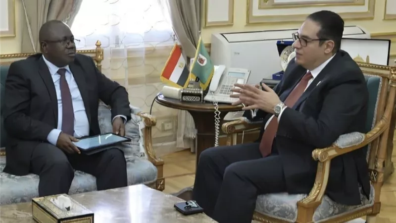 رئيس جامعة القاهرة يستقبل سفير زامبيا لتعزيز التعاون في المجالات التعليمية