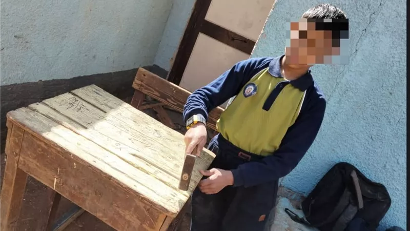 بدلا من عقوبة «الفصل».. مدرسة تلزم طالب بإصلاح «الديسك» المتسبب في كسره