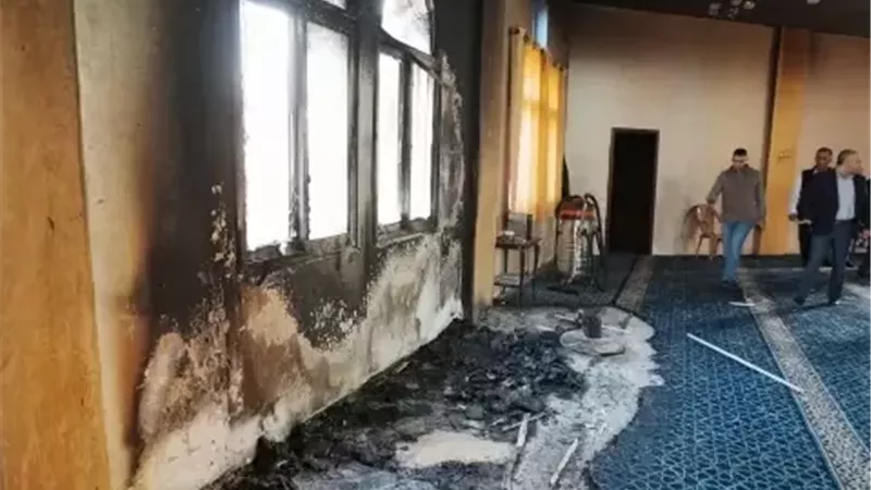 مستوطنون يحرقون مدخل مسجد 