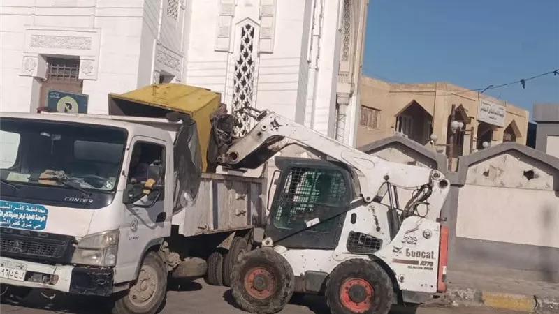 تنفيذ حملة نظافة مكبرة ورفع كفاءة المساحات الخضراء بحي شرق في كفر الشيخ