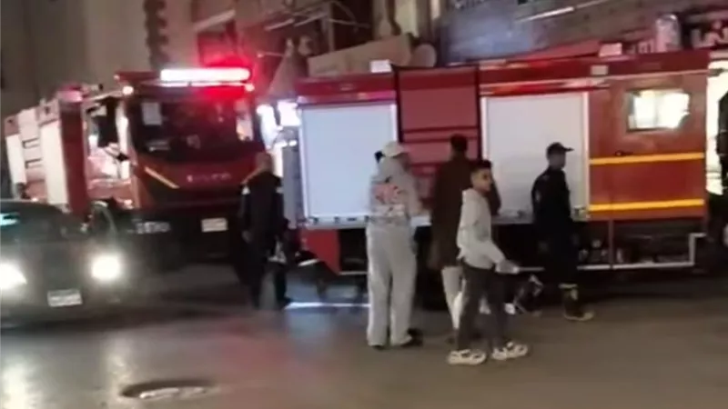 بسبب صاروخ أشعله طفل.. حريق هائل في عمارة بالفيوم