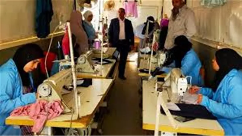 مديرية عمل المنيا تتابع تدريب 15 فتاة على مهنة التفصيل بالعربة المتنقلة