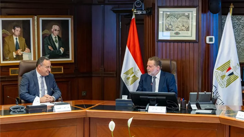 المركزي والتعليم العالي يبحثان الاستثمار في العقول ورعاية الطلاب المتميزين
